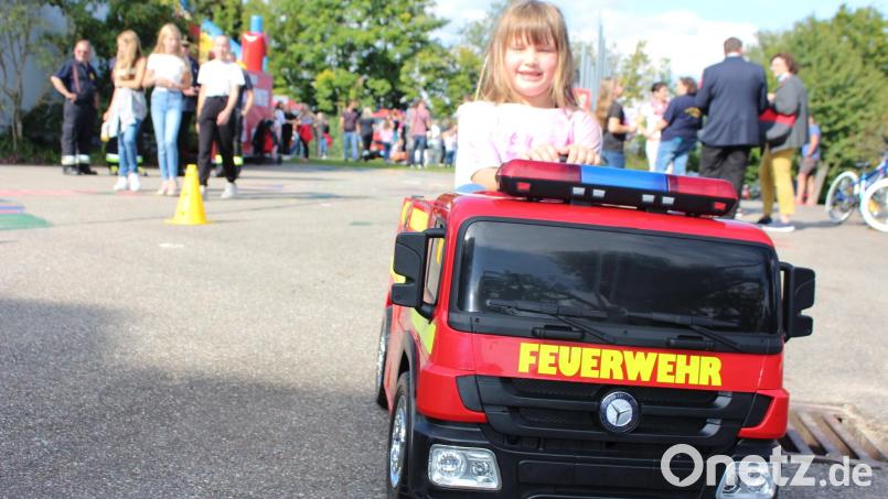 Die Feuerwehren Gösselsdorf, Rottendorf und Trisching gründen gemeinsam eine Kinderfeuerwehr. Das Fahren konnte schon einmal geübt werden. Bild: Dominik Dorner/exb