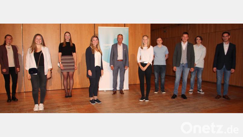 Der neu gewählte Jugendrat mit Bürgermeister Franz Stahl (Mitte) sowie dem Jugend- und Sportbeauftragten der Stadt, Sebastian Wiedemann (rechts). Bild: kro