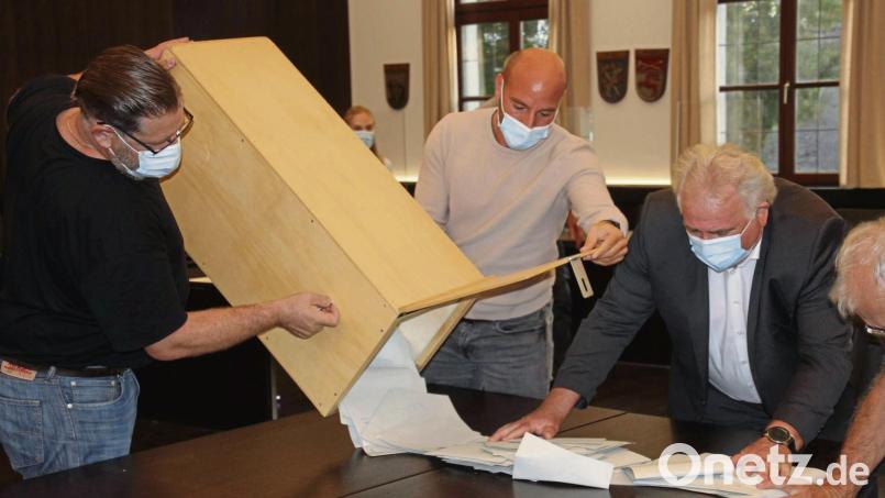 Als die Wahllokale am Sonntag um 18 Uhr geschlossen hatten, begannen die Wahlhelfer mit der Auszählung der Stimmzettel. Bild: kro