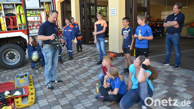 Jugendwart Christian Robl erklärt den Kindern Rettungsgeräte. Bild: hcz