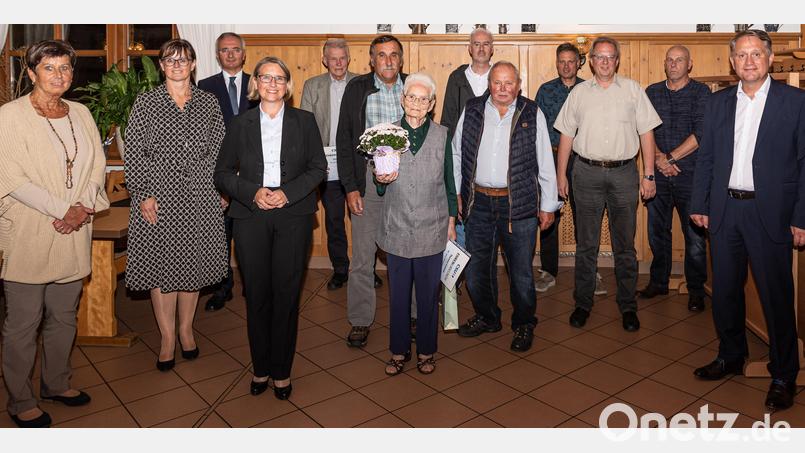 Den langjährigen Mitgliedern des CSU-Ortsverbands Poppenricht-Traßlberg gratulieren Listenkandidatin Birgit Barth (Zweite von links), CSU-Kreisvorsitzender Harald Schwartz (Dritter von links), Direktkandidatin Susanne Hierl (Vierte von links) und Ortsvorsitzender Bürgermeister Herrmann Böhm (rechts). Bild: chl
