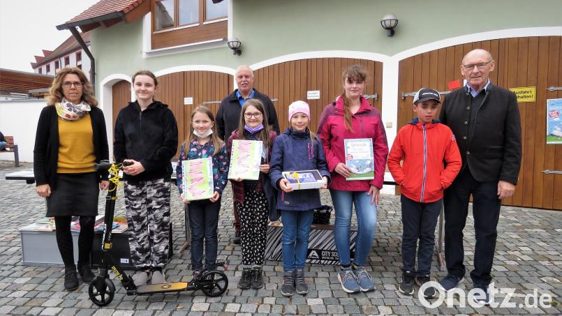 Glücklich über den erfolgreichen Verlauf des Sommerferienleseclubs überreichten Andrea Burger, Gerhard Laab und Zweiter Bürgermeister Karlheinz Hoyer (von links) an Emma Krieger (Cityscooter), Linda und Eva Rosner (Zweiter Platz mit jeweils 49 gelesenen Büchern), Hanna Eckert (Tablet), Sarah Meyer (erster Platz mit 51 gelesenen Büchern) und Isa Alenezi (44 gelesene Bücher) Urkunden und Preise. Bild: ubb