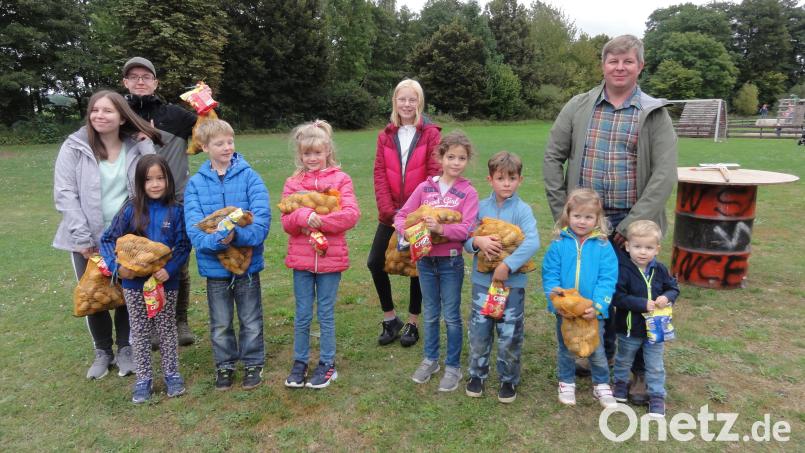 Die Familie von Christian Lang schätzt bis auf drei Gramm das richtige Gewicht der Kartoffel. Die zehn besten Schätzungen werden mit einem Sack Kartoffel-Vielfalt und Chips belohnt. Bild: jhö