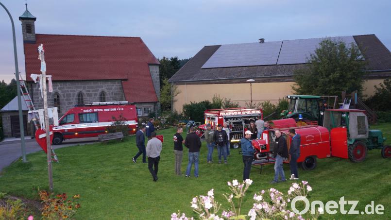 Am Spielberger Dorfplatz sind die Feuerwehrfahrzeuge aus Tschechien und Spielberg aufgereiht. Interessiert inspizieren die tschechischen Gäste der Feuerwehr Hostau den neuen Spielberger Feuerwehranhänger Bild: fvo
