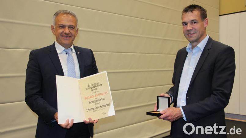 Mit der Verdienstplakette in Gold, eine der höchsten Auszeichnungen im BLSV, zeichnete BLSV-Kreisvorsitzender Andreas Malzer (rechts) Landrat Roland Grillmeier aus. Bild: kro