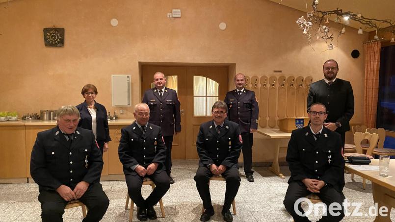 Hohe Ehre für jahrzehntelangen Feuerwehrdienst. Von links: Josef Fenzl, Bürgermeisterin Marianne Rauh, Alfred Kett, Kreisbrandinspektor Martin List, Gerhard Frank, Kreisbrandrat Marco Saller, Sebastian Scheidler, Landrat Andreas Meier. Bild: K. Forster/exb