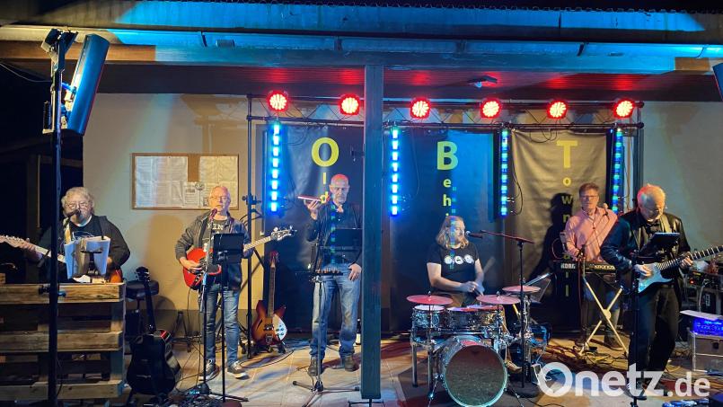Die Band &quot;OBT&quot; gab ein lange ersehntes Sommermusik-Special im Biergarten &quot;Blickwinkel&quot;. Bild: muk