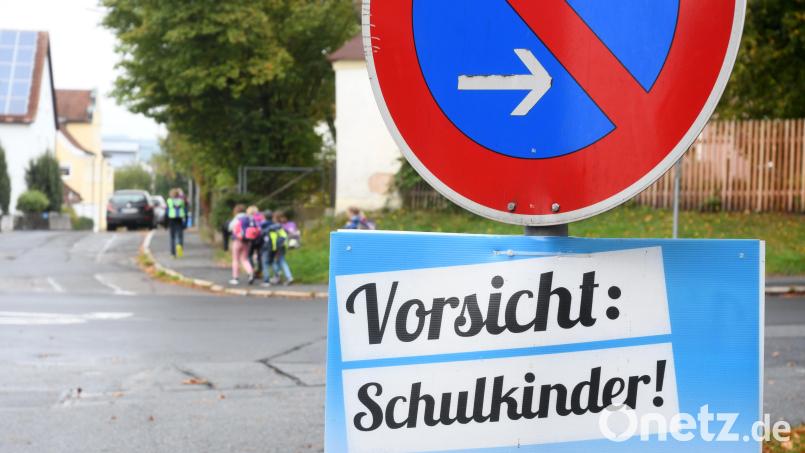 Die neue Regelung, Elterntaxis weiträumig vom Neustädter Schulhügel auszusperren, entspannt die Verkehrssituation vor den Bildungseinrichtungen spürbar. Für die Kinder bedeutet das mehr Sicherheit. Bild: Gabi Schönberger