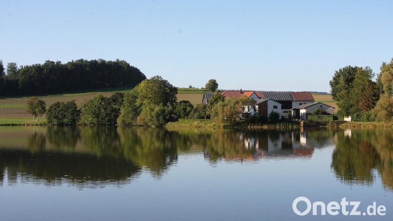 Mehr als drei Jahrzehnte lang war der Aslhof der Familie Zrenner (idyllisch am Kornthaner Weiher gelegen) ein Standort der Kornthaner Dorfglocke. Bild: wro