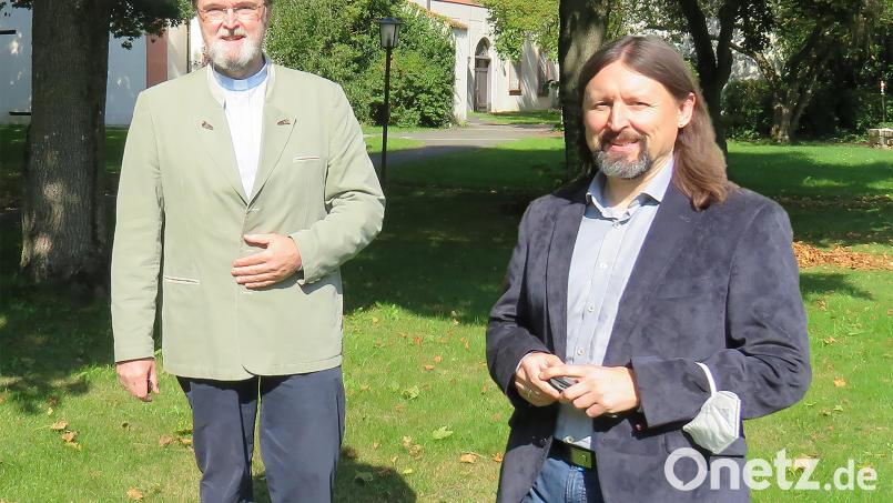 Stellvertretender Gesamtleiter Bernhard Kallmeier (rechts) begrüßt Diakon Franz-Josef Reck bei Regens Wagner Michelfeld.l Bild: Regens Wagner Michelfeld / Matthias Flierl/exb