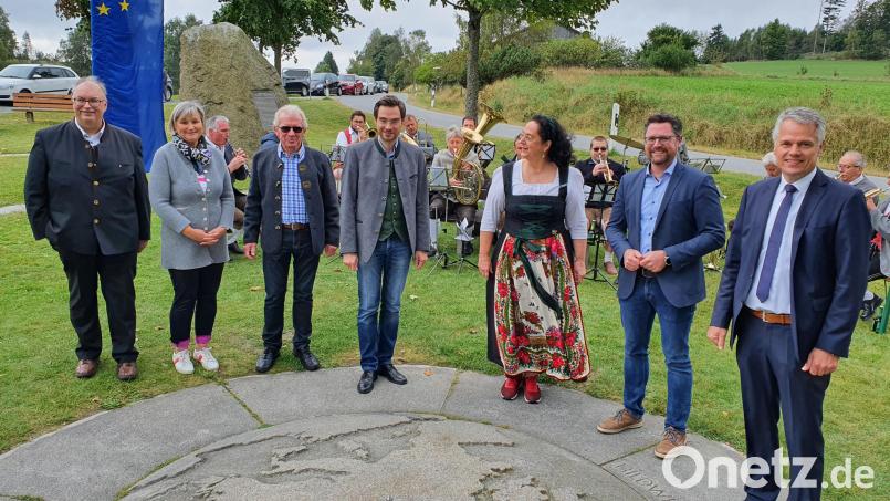 Wohlfühlzeit am Mittelpunkt Mitteleuropas. Von links: Gerhard Hermann, Birgit Trottmann, Franz Rosner, Stephan Oetzinger, Sissy Thammer, Gerhard Hopp und Bürgermeister Thomas Meiler. Bild: nm