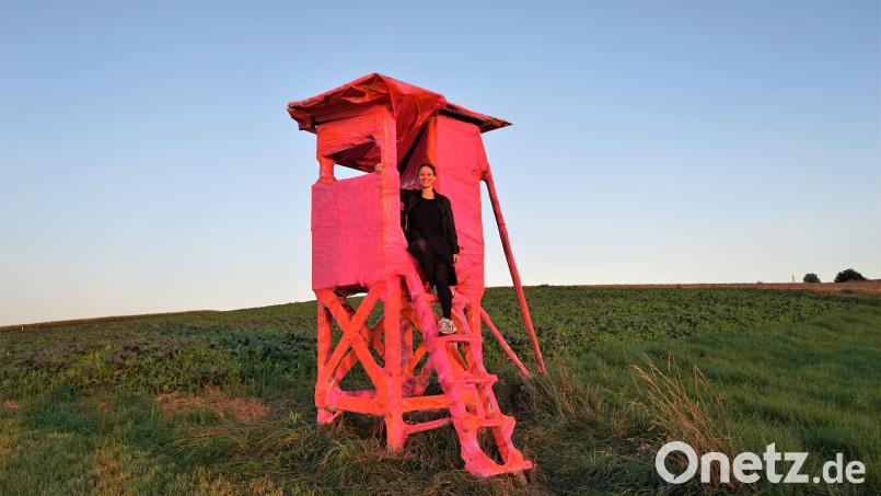 Grellrot leuchtet die Verhüllungskunst von Miriam Ferstl ganz nach Vorbild des berühmten Verhüllungsmeisters Christo. Bild:  Kunstprojekt Badehaus Maiersreuth
