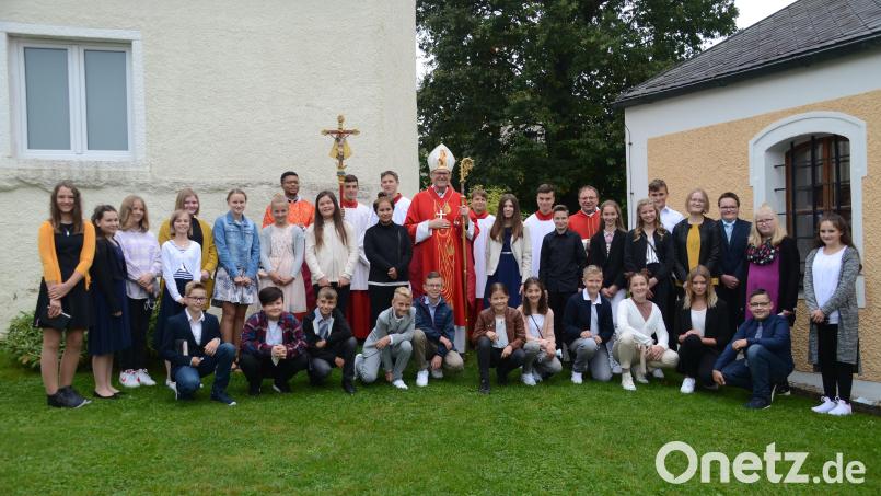 Die Kulmainer Firmlinge nahmen nach dem Gottesdienst Firmspender Weihbischof Josef Graf fürs Erinnerungsfoto in ihre Mitte. Bild: ak