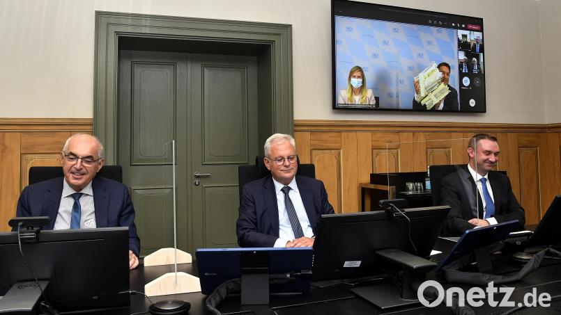 Justizminister Georg Eisenreich (rechts auf dem Monitor) zeigt zwei „Gürteltiere“ – zur Belustigung von Landgerichtspräsident Harald Riedl, OLG-Präsident Thomas Dickert und Robert Wunderer (von links) von der IT-Stelle der Justiz. Bild: Petra Hartl