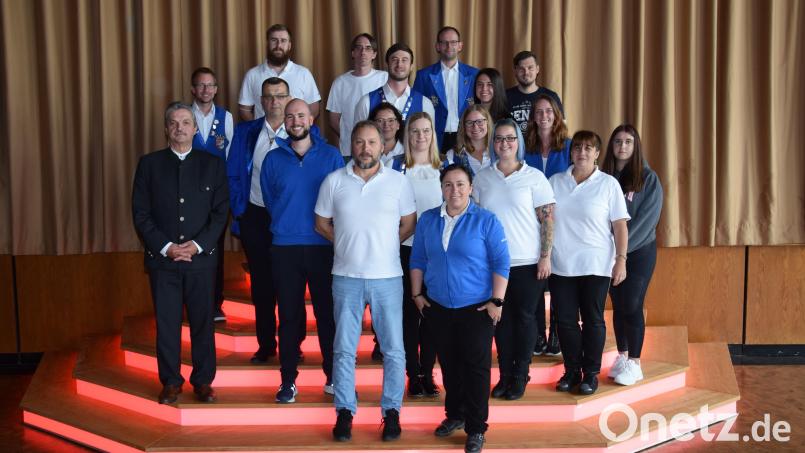 Bürgermeister Andreas Wutzlhofer (links) gratuliert den Mitgliedern der neugewählten Vorstandschaft des Vohenstraußer Faschingsvereins. Erster Vorstand bleibt Gerald Grosser, auch seine Stellvertreterin Katja Ring (vorne von links) wurde in ihrem Amt bestätigt. Bild: fla