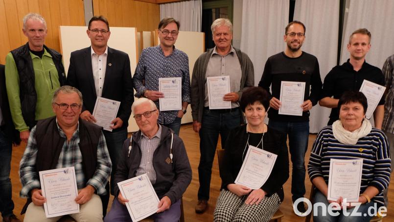 Lob, Dank und Anerkennung für die Sportler des Jahres und den langjährigen, treuen Mitgliedern des Vereins. Sitzend von links: Gerhard Kirschner, Heinz Wittmann, Erika Bock und Eddie Eck. Stehend von links: Oliver Konz, Markus Staschewski, Oliver Mutterer, Wolfgang Schmidt, Hermann Prölß, Andre Opitz, Michael Opitz und Hans Eismann. Bild: le