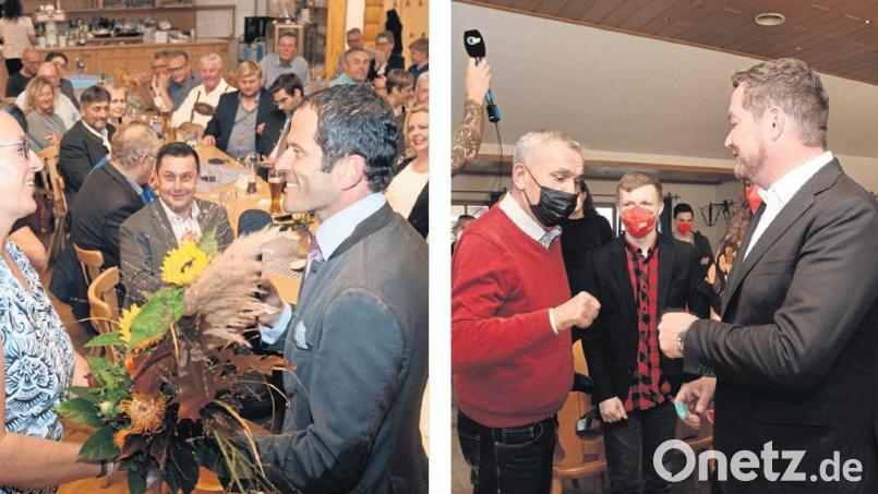Mit Blumen gratuliert (von links) Bundeswahlkreisgeschäftsführerin Carmen Pepiuk CSU-Mann Albert Rupprecht zum Direktmandat. Derweil freuen sich Weidens Altoberbürgermeister Kurt Seggewiß und SPD-Bundestagsabgeordneter Uli Grötsch über das gute Abschneiden der SPD auf Bundesebene. Bild: Gabi Schönberger