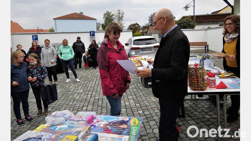 Die 13-jährige Sarah Meyer aus Poppenreuth war die eifrigste Leserin des Sommerleseclubs 2021. Sie bekam dafür von Zweitem Bürgermeister Karlheinz Hoyer neben einer Urkunde, einem Buch und einem anderen Geschenk noch einen Sonderpreis, weil sie zu jedem Buch ein Gedicht geschrieben hatte. Bild: ubb