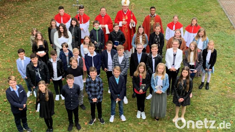 Weihbischof Josef Graf spendete knapp 40 jungen Christen das heilige Sakrament der Firmung. Dank der Anwendung der 3G-Regel war die Herz-Jesu-Pfarrkirche erstmals seit Pandemiebeginn wieder sehr gut besucht. Bild: mez