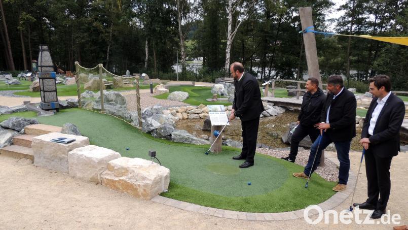 Ein „Hole in One“ an der Miniaturausgabe des KTB-Bohrturms versucht Landrat Andreas Meier (links). Weitere Testspieler auf der neuen Adventur- Golfanlage waren Bürgermeister Marcus Gradl, Fraktionsvorsitzender Edgar Knobloch und Landtagsabgeordneter Stephan Oetzinger (von links). Bild: exb