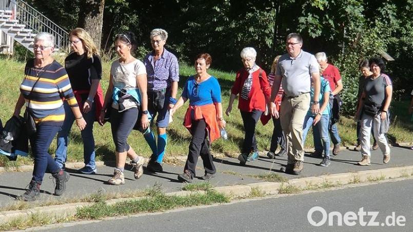 Im Laufe des 40 Kilometer langen Marsches hatte sich der Zug mehrmals vergrößert. Mit 85 Jahren lief Anna Fiedler (ganz links) die letzten 10 Kilometer über zwei Stunden mit und das keineswegs am Ende des Zuges. Mit der Teilnahme ihrer Tochter und Enkeltochter ist zugleich für Kontinuität bei der Wallfahrt gesorgt. Bild: Franz Preis