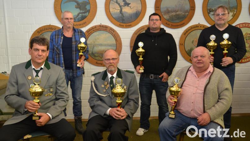 Die Vereinsmeister erhielten Pokale und Urkunden. In den verschiedenen Sparten mit unterschiedlichen Schusswaffen lieferten sich die Schützen einen packenden Wettbewerb. Bild: doj