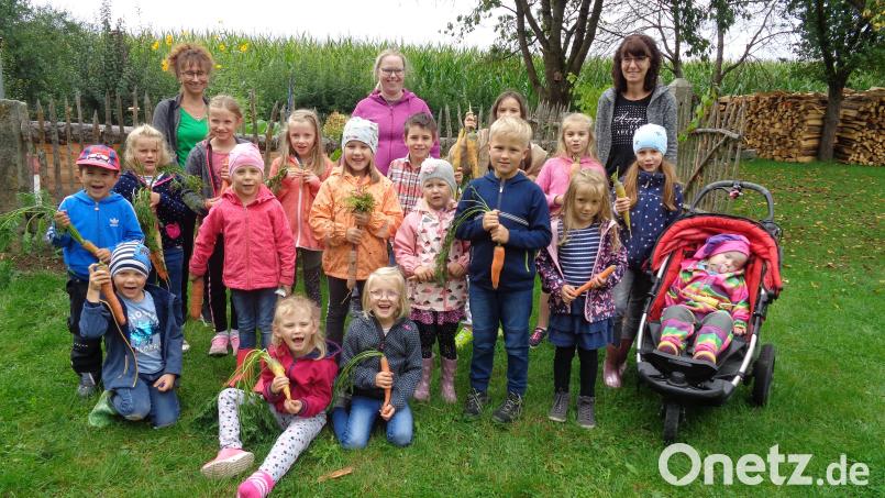 Stolz präsentierten die kleinen Gärtner ihre Rüben mit der Vorstand des Obst- und Gartenbauvereins Winklarn Martina Irlbacher, Nicole Spachtholz und Anita Dietl (von links) Bild: amö