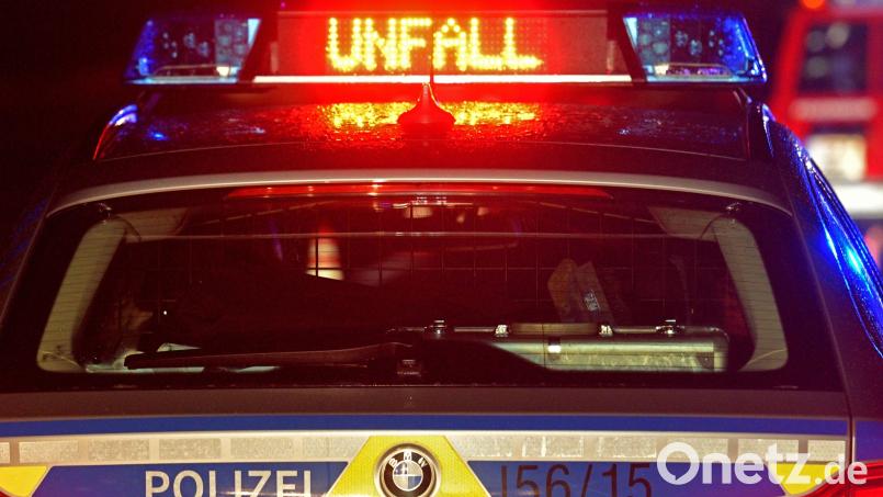 Ein Streifenwagen der Polizei steht an einer Unfallstelle. Symbolbild: Stefan Puchner/dpa