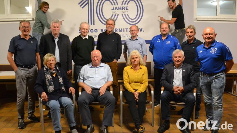 Der neue Vorstand der SpVgg Schirmitz mit den neuen Ehrenmitgliedern Reinhard Herrmann und Stefan Bock (stehend Zweiter und Fünfter von links). Bild: hcz