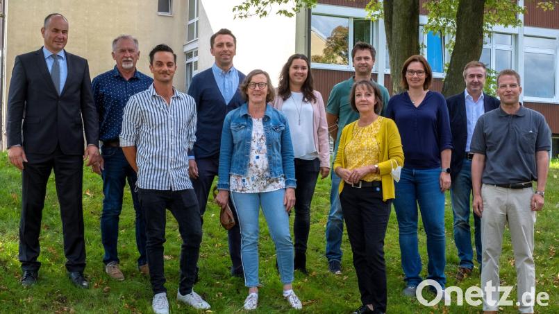 Auf die Zusammenarbeit freuen sich (vordere Reihe, von links) Siegfried Häusler, Gertrud Göpfert, Kathrin Böttler, Peter Braune (weiterer ständiger Vertreter des Schulleiters, FOS/BOS) sowie (hintere Reihe, von links) Michael Schmidt (Schulleiter, BSZ), Heribert Pickert (ständiger Vertreter des Schulleiters, BSZ), Christoph Beer, Viktoria Birner, Andreas Dorsch, Ann-Mirjam Böhm und Frank Eckstein (weiterer ständiger Vertreter des Schulleiters, Wirtschaftsschule). Bild: Berufsschulzentrum Marktredwitz/exb