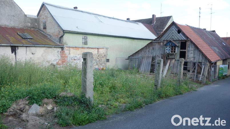Im Bienenweg plant die Kommune in einem ehemaligen Garten (links) eine Neunutzung durch zentrumsnahe Parkplätze. Am dort von der Marktgemeinde erworbenen Anwesen (rechts) nagt hingegen der &quot;Zahn der Zeit&quot; längst massiv. Bild: fjo