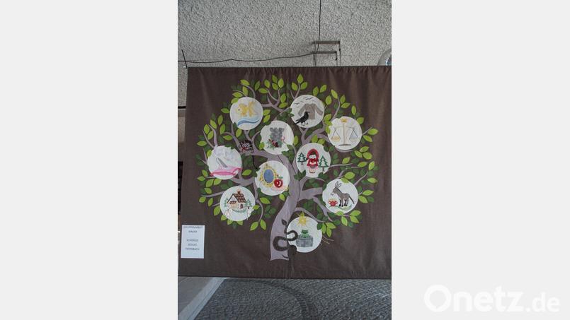 Der Märchenbaum - ein grenzüberschreitendes Gemeinschaftswerk von Kindern, die sich für das Kunsthandwerk Klöppeln begeistern. Bild: mmj
