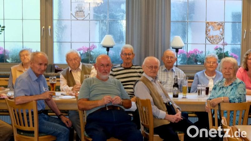 Diese 21 Clubmitglieder stimmten schweren Herzens für die Auflösung des seit 58 Jahren bestehenden Geselligkeitsvereins Club „Unter uns„. Siehe Pressebericht Bild: le