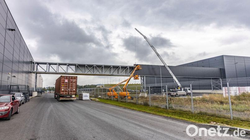 85 Meter lang ist die Brücke zwischen den beiden Cube-Werkshallen, über die Räder transportiert werden. Bild: dtr