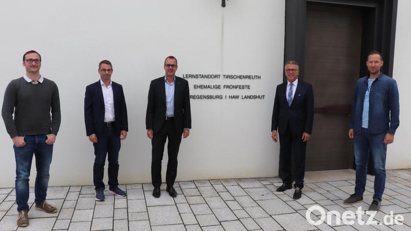 Bürgermeister Franz Stahl (Zweiter von rechts) mit Professor Marcus Jautze (Mitte), Stellvertretendem Kämmerer Harald Eckstein (rechts), Sebastian Gebauer, Koordinator Digitales Studieren Bayern (Zweiter von links) sowie Armin Egetenmeier, Mitarbeiter Studiengangskoordination Digitales Studieren Bayern (links) vor dem Eingang der Fronfeste. Bild: Stadt Tirschenreuth/exb