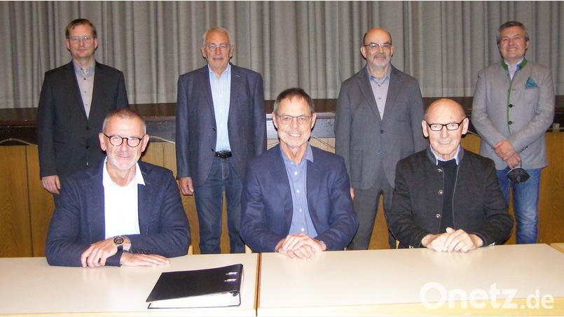 Der Vorstand des Vereins der Freunde der Basilika Waldsassen mit (sitzend, von links) Stadtpfarrer Dr. Thomas Vogl, Zweitem Vorsitzenden Willi Prechtl sowie Zweitem Bürgermeister Karlheinz Hoyer sowie stehend (von links) Andreas Sagstetter, Alois Michl, Johannes Röttges und Martin Rosner. Bild: pz