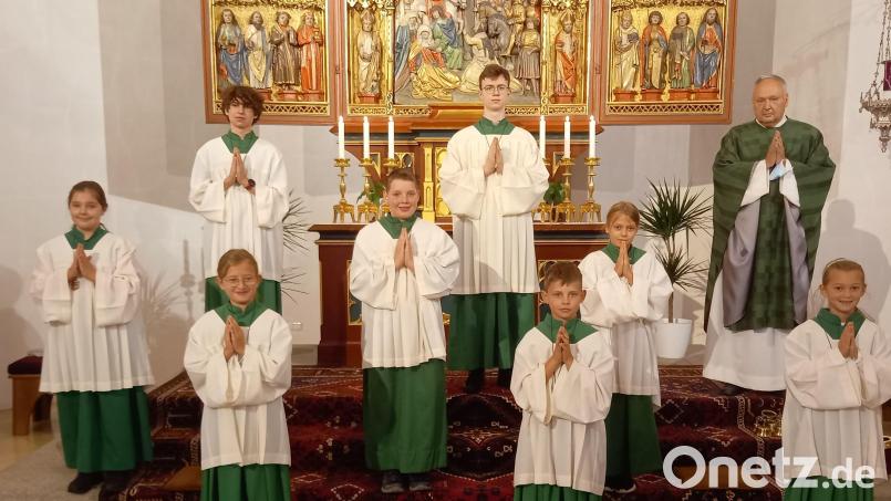 Die neuen Ministranten (vorne) mit Oberministrant und Gruppenleiter sowie Stadtpfarrer Georg Flierl. Bild: exb/Pfarrei Tirschenreuth