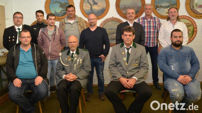 Mit Schützenmeister Robert Diermeier (sitzend, Zweiter von rechts) blicken die Schützen wieder positiv in die Zukunft. Günter Knechtel (sitzend, Zweiter von links) will sich mit Diermeier wieder für mehr Beständigkeit einsetzen. Der stellvertretende Gauschützenmeister Florian Frischmann (hinten, links) bot ebenso Hilfe beim sportlichen Neubeginn an. Bild: doj