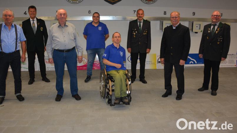 Für jahrzehntelange Treue hat der Schützenverein Konnersreuth eine Vielzahl an Mitgliedern geehrt. Im Bild (von links) Kurt Seleuthner, Gauschützenmeister Manfred Zölch, Engelbert Rögner, Andreas Waidhas, Matthias Plonner (sitzend), Peter Bauernfeind, Bürgermeister Max Bindl und Vorsitzender Martin Dietz. Bild: jr