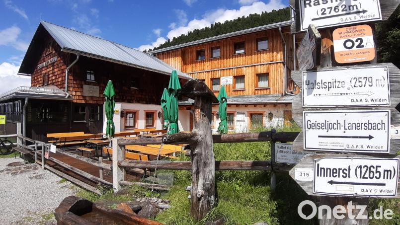Die &quot;Weidener Hütte&quot; des Deutschen Alpenvereins, Sektion Weiden, ist ein beliebtes Wanderziel und liegt 1799 Meter hoch in den Tuxer Alpen. Bild: Kunz