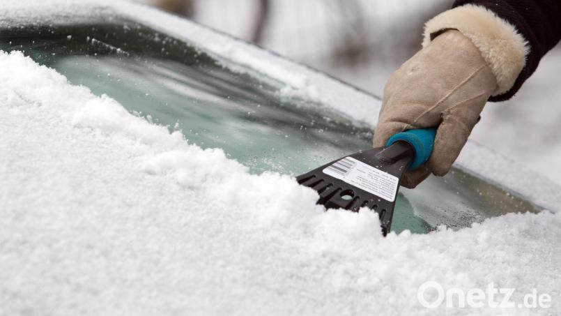 Immer schön freiräumen: Wer seine Windschutzscheibe nicht vollständig von Eis und Schnee befreit, riskiert ein Verwarnungsgeld. Symbolbild: Bodo Marks/dpa