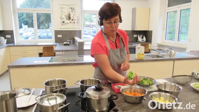 „Gemüsebreie nicht salzen und pfeffern, sonst können die Nieren geschädigt werden“, warnte Diätassistentin Barbara Michalski bei ihrer digitalen Kochvorführung. Bild: jzk