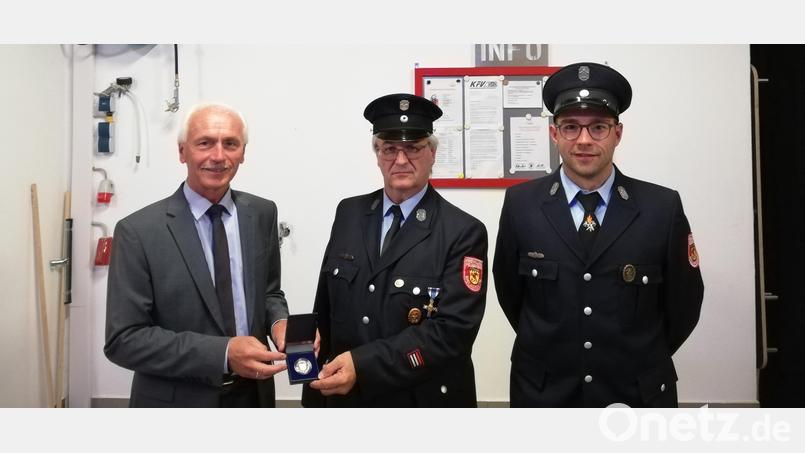 Bürgermeister Peter König (links) und der neue Kommandant Patrick Plattner (rechts) bedankten sich bei Albert Thalhammer für seine Dienste bei der Feuerwehr Riglasreuth. Bild: Feuerwehr Riglasreuth/exb
