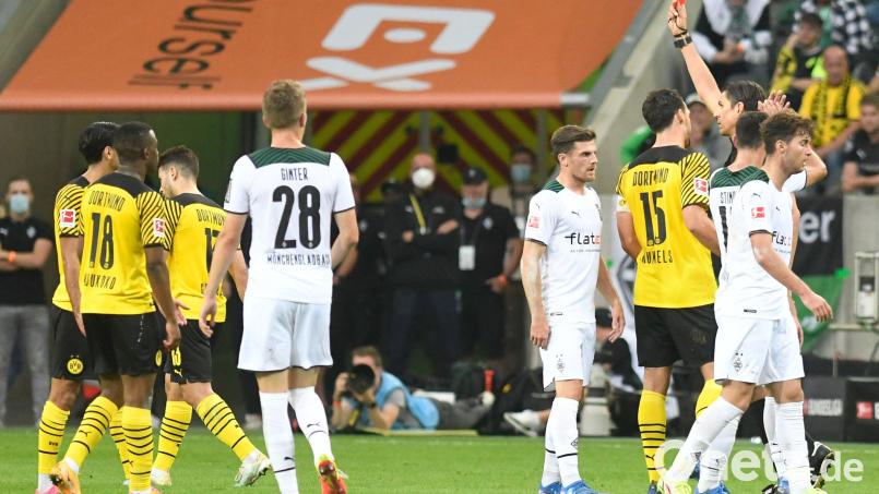 Die Aufregerszene: Schiedsrichter Deniz Aytekin (Dritter von rechts) zeigt Dortmunds Mahmoud Dahoud (links) die Gelb-Rote Karte. Bild: Bernd Thissen/dpa