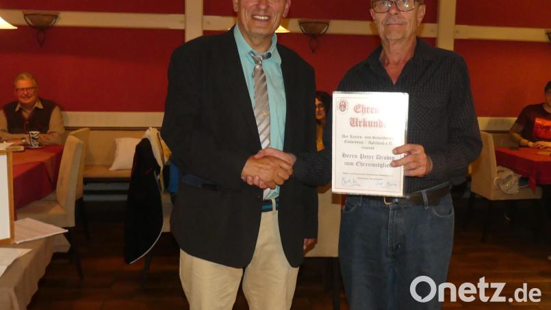 In Würdigung seiner jahrzehntelangen Verdienste ernennt der KSV Peter Drobig (rechts) zum Ehrenmitglied. Bild: rn