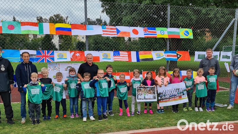 Die begeisterten Nachwuchskicker mit den Betreuern und Schulleiter Siegfried Seeliger (Mitte) beim Weltkindertag auf dem Sportgelände der Schule. Bild: mab