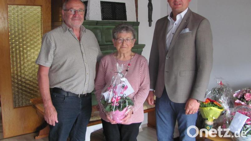 Irmgard Mayer (Mitte) feierte fit und gesund 90. Geburtstag. Die Glückwünsche der Marktgemeinde überbrachte Bürgermeister Richard Kammerer (rechts). Sohn Manfred (links) schaut nicht nur am Geburtstag sondern täglich bei der Mutter vorbei. Bild: sei