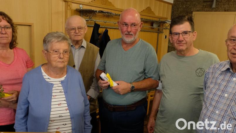 Ein dickes Dankeschön gab es von Werner Gebhardt für Vorsitzenden Siegfried Schuller mit Frau Martina für das besondere Engagement. Dazu gesellten sich Ehrenmitglieder und Ehrenvorstand. Von links: Martina Schuller, Sieglinde Blödt, Hans Bergmann, Siegfried Schuller, Werner Gebhardt und Siegfried Blödt. Bild: le