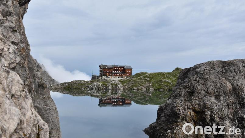Die Karlsbader Hütte liegt inmitten eines grandiosen, natürlichen Amphitheaters am Laserzsee. Bild: Gunther Lehmann