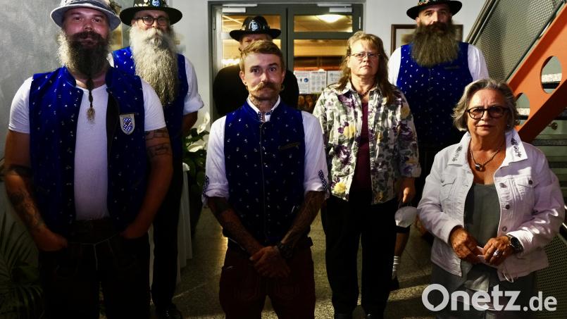 Christian Feicht (vorne, links) führt nun den Ostbayerischen Bart- und Schnauzerclub. Neben ihm Vizepräsident Timothy Hambrick und Kassenwart und das neue Ehrenmitglied Lisa Preuß. Dahinter (von links) der neue Ehrenpräsident Willi Preuß, das neue Ehrenmitglied Josef Nerb, Erste Beisitzerin Brigitte Jana und Zweiter Beisitzer Sebastian Horst. Bild: usc